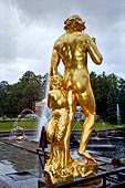 San Pietroburgo - Reggia di Peterhof, dettaglio della grande cascata